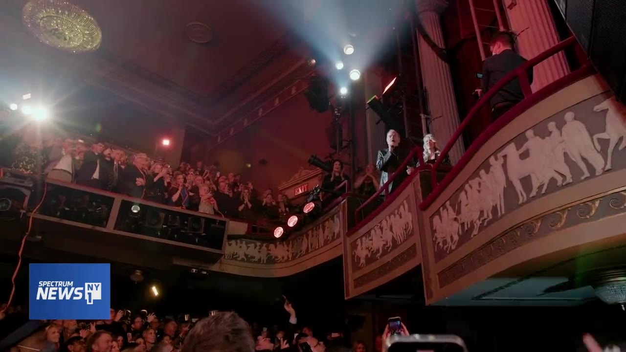 Neil Diamond sings Sweet Caroline