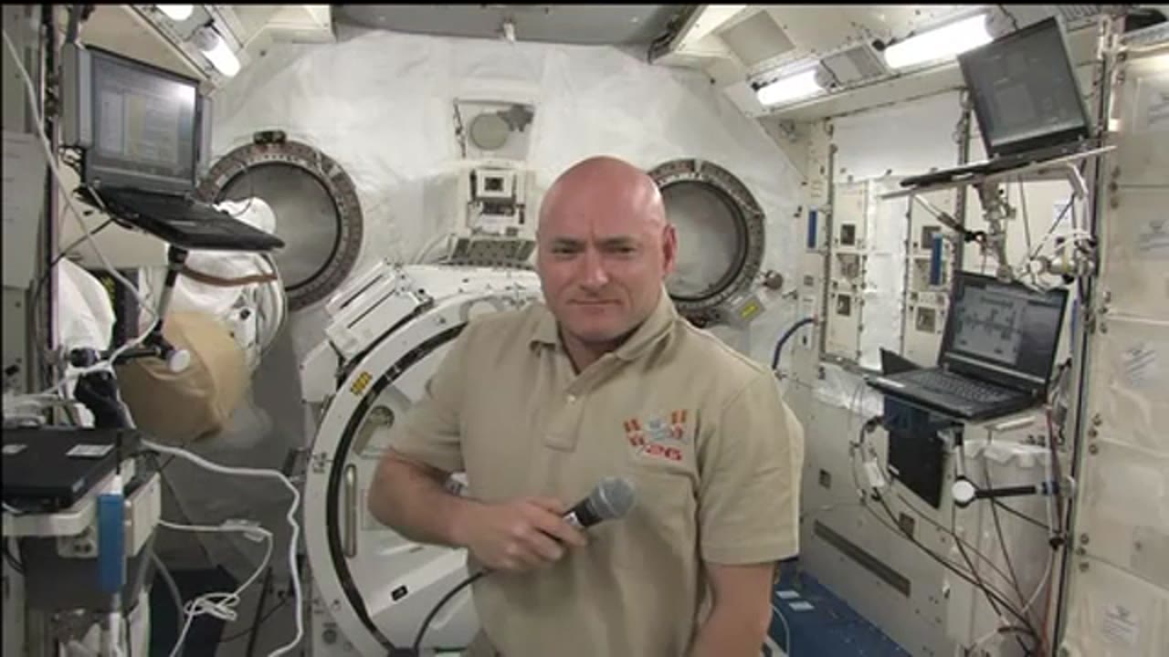 Kelly Describes Life in Space for News Radio