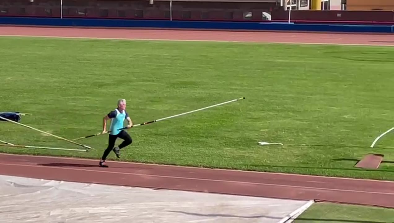 Salto de pértiga del deportista español Carlos Esparza ( Circa, 2022 )