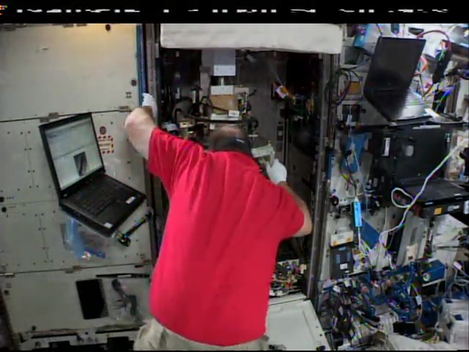 ISS-Downlink-Video_Tingle-working-on-LMM-Test-Target-Oil-Dispensing_DL-5_2018_017_1018_608281.mxf