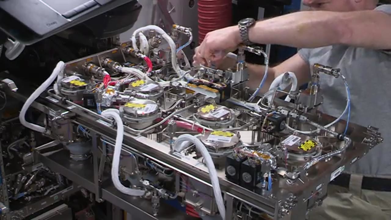 ISS-Downlink-Video_Gerst-working-on-Life-Support-Rack_HD-DL-3_2018_288_0918_71.mxf