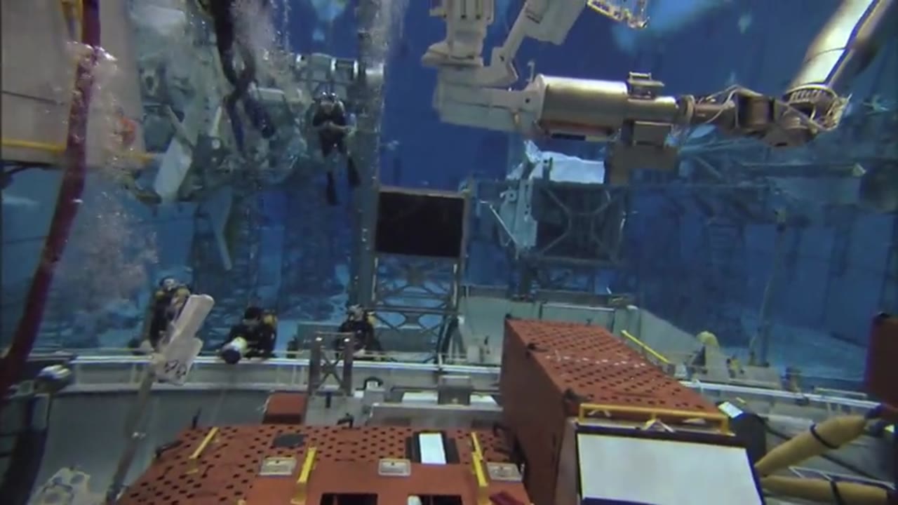 STS-125 HST SM4 Crew Training in NBL