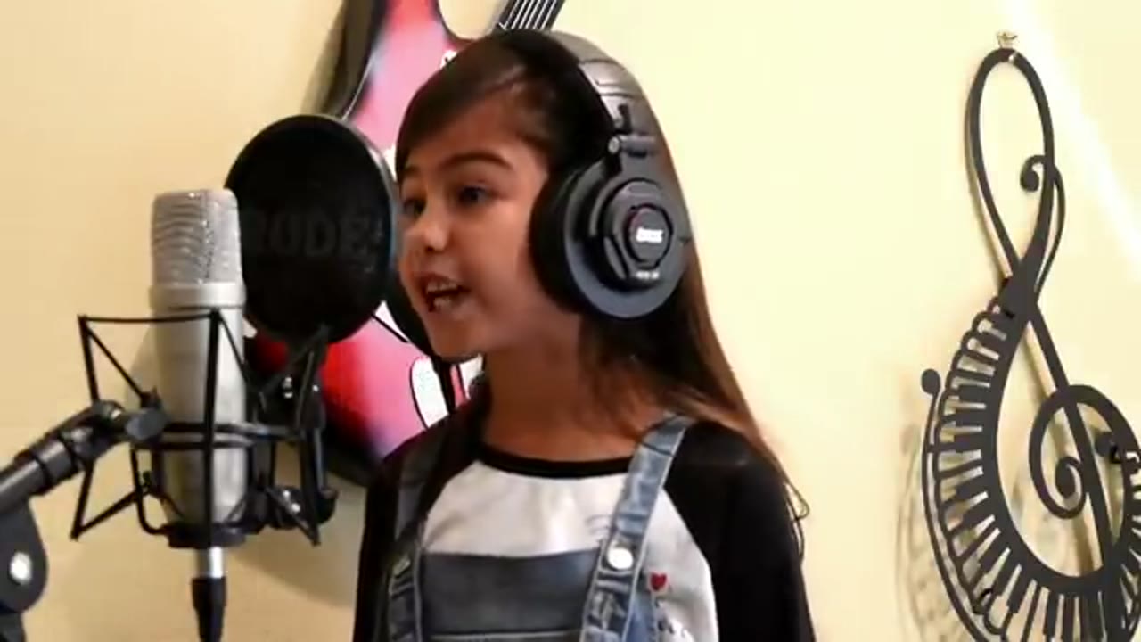 MUSIC HEALS 7 Yr Old Madison Taylor Baez Singing Santa Clause Is Coming O Town