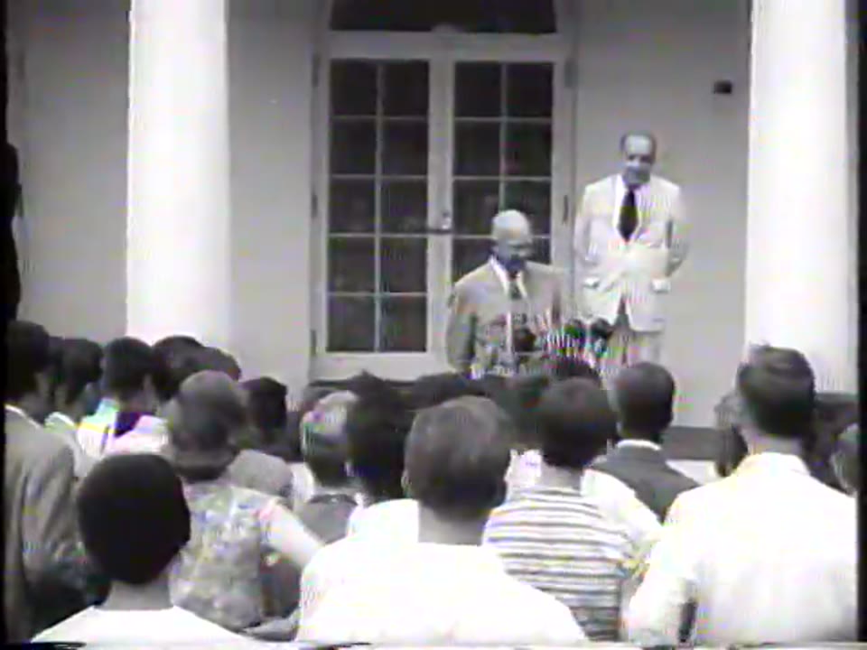 President. Foreign Students Hear Peace Hopes, 1955/07/15